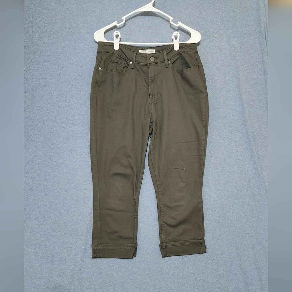 Levi's Signature Gold Olive Green Mid-Rise Capris. Size 10